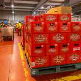 Subito dopo vengono inscatolate e spedite su grandi pallet in tutto il mondo. Dallo stabilimento di Bari partono circa 20.000 tir di birra ogni anno
